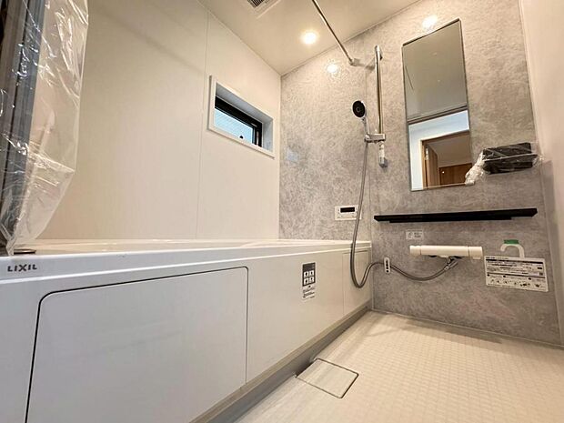 一日の疲れを癒すバスルームは広々一坪タイプ。足を伸ばしてゆったりと浴槽に浸かっていただけます。雨の日や花粉の時期のお洗濯に最適な浴室換気乾燥機能もございます。