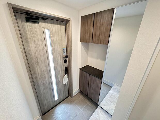 清潔感のある明るい空間でお客様をお迎えできます。シューズクロークを設置し、スッキリした空間が保てます。シューズボックスには姿見がございます。身だしなみを最終チェックしてお出かけください♪
