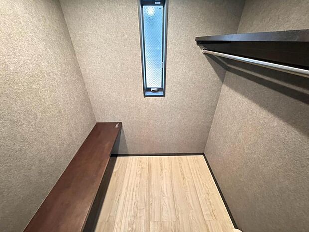 1階5.1帖の居室には大容量のウォークインクローゼットを設けました。お洋服をたくさんお持ちの方には嬉しいスペースです。