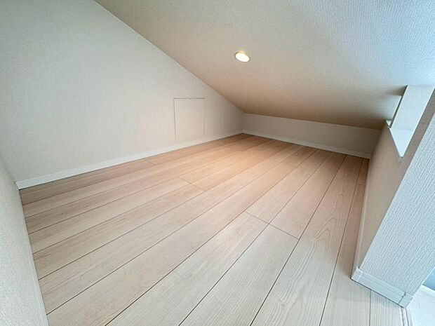 様々な用途で使用できるロフトを完備。お子様の隠れ部屋として、ご家族の季節物のお洋服、趣味のものなどをまとめた収納として等、多目的にご活用ください♪