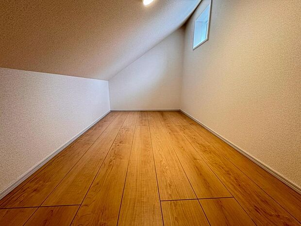 様々な用途で使用できる小屋裏収納です。アウトドア用品や、お子様の思い出の品、ご家族の季節物のお洋服、趣味のものなどをまとめて収納することができ、お部屋をすっきりと保つことができます。