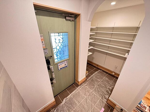 清潔感のある明るい空間でお客様をお迎えできます。シューズクロークを設置し、スッキリした空間が保てます。