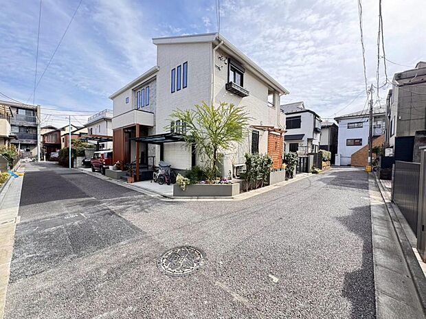 【前面道路】お車の出し入れも便利な前面道路です。歩道もしっかり整備されておりますので、小さなお子様がいらっしゃるファミリー層にも安心です。