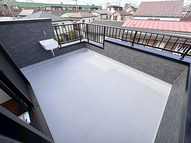 【ルーフバルコニー】都会の喧騒の中でも、空の下にプライベート空間をもつ自慢のルーフバルコニー。天気の良い日は、リビングだけでなく、バルコニーでの楽しみ方も増えそうです。