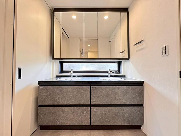 【洗面化粧台】見た目の美しさだけではなく、機能性も追求した使い勝手の良い鏡裏収納付3面鏡型の独立洗面化粧台。広めで使いやすく、収納豊富なキャビネットでいつもすっきり清潔に保てます♪