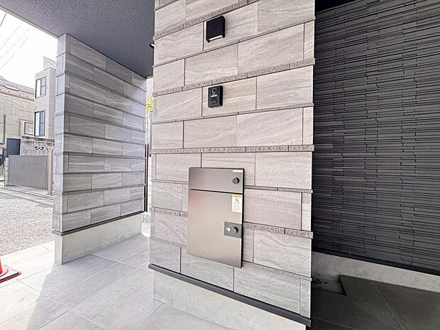 【宅配ボックス】不在時でも荷物が受け取れ、再配達依頼の手間が省ける宅配ボックスは、忙しい現代人のニーズに合った便利な設備です。