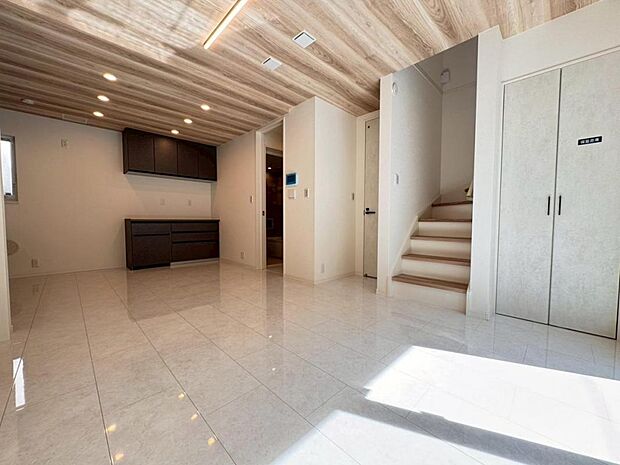 【ダイニング】リビングはご家族やお客様との時間など、多くの時を刻む空間。建築家が吟味を重ねたこだわりの設計です。