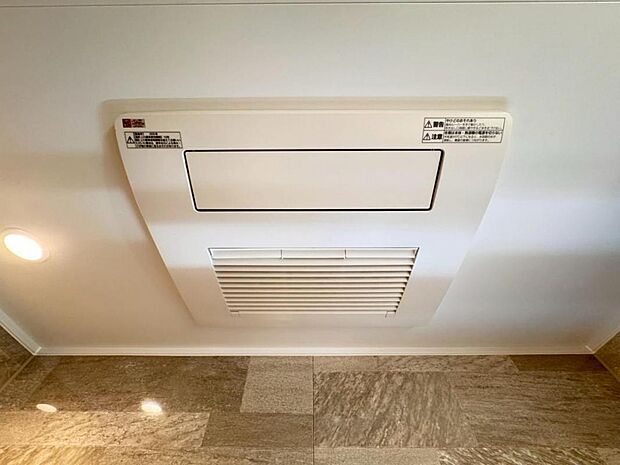 【浴室換気乾燥機】「浴室換気乾燥機」は梅雨の季節や春先の花粉の季節、最近ではPM2.5や黄砂の飛来対策としても外干しせずに室内で乾燥できるため、とても便利です。