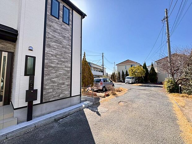 【前面道路】お車の出し入れも便利な前面道路です。歩道もしっかり整備されておりますので、小さなお子様がいらっしゃるファミリー層にも安心です。