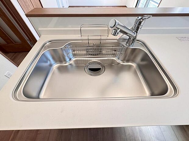 【浄水器一体型水栓】水栓の中に浄水カートリッジが組み込まれた「浄水器一体型水栓」です。ホースが伸びるのでシンクのお掃除も快適です。