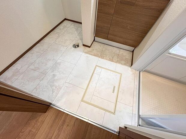 【脱衣場】脱衣場には床下収納がございます。お掃除用品や日用品のストック収納にご活用頂けます。