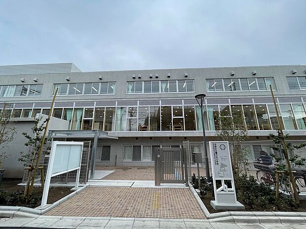 中野区立鷺の杜小学校（約574m）