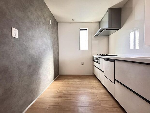 【キッチン】機能充実のシステムキッチンです。浄水器一体型水栓に3口グリルコンロ、食洗器と充実しておりママの家事をサポート致します。