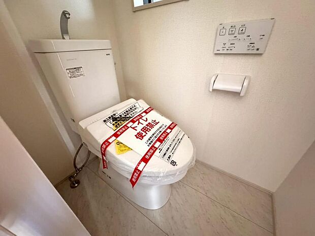 【トイレ】白を基調とし清潔感をデザインしたトイレ空間です。使い心地もしっかり追求した先進のトイレを搭載しております。