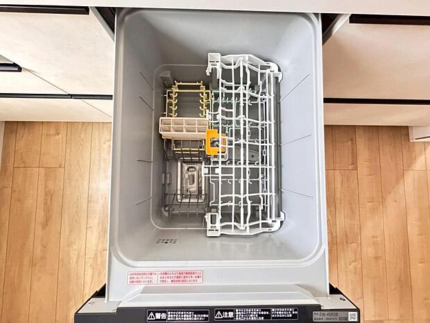 【食洗機】しつこい油汚れもサッと溶かして洗います。除菌も出来るので小さなお子様の食器洗いにも安心です。また、手洗いに比べて使用水量はごくわずか。時間と水道の節約になります。