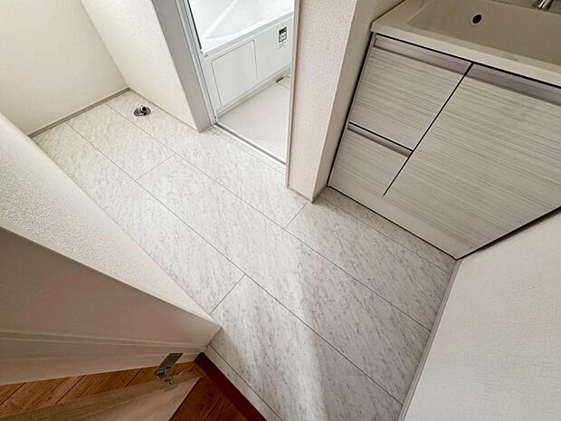 【脱衣場】コンパクトな広さながら、シンプルなデザインが印象的な脱衣場です。洗濯機、洗面台と日常的に使用するので使い勝手の良い空間に仕上げました。