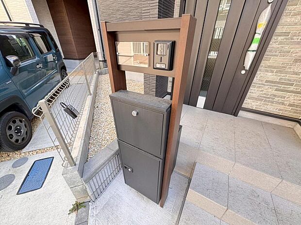 【宅配BOX】宅配物もしっかり保管出来る宅配BOXが設置されております。留守中の荷物の受け渡しもスムーズに♪長期不在時もご安心いただけます。