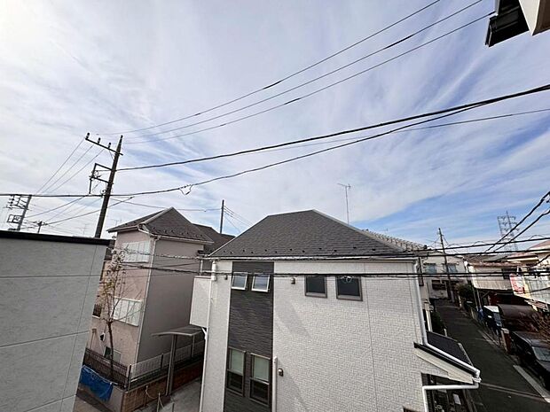 【眺望】建物の用途や高さなどが厳しく制限された第一種低層住居専用地域にございます。見晴らしや陽当りも良好です。