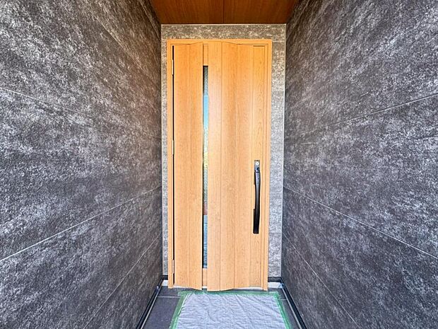 【玄関】お住まいの第一の顔「エントランス玄関」は明るく暖かみのあるデザイン。気持ちの良い1日をここからスタートしましょう。