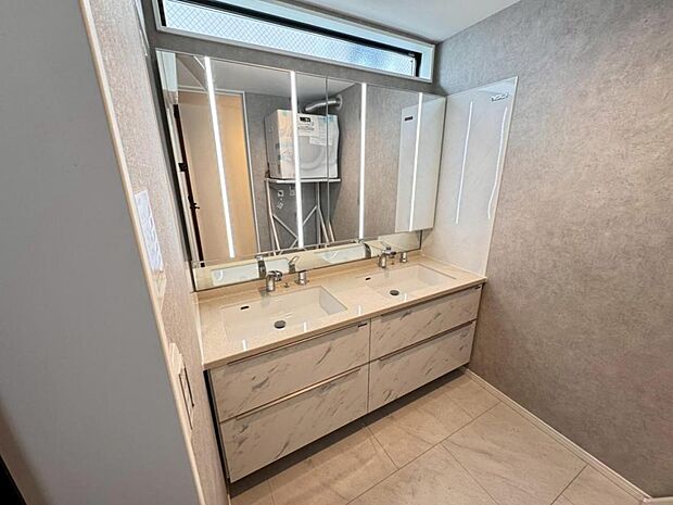 【洗面化粧台】見た目の美しさだけではなく、機能性も追求した使い勝手の良い鏡裏収納付3面鏡型の独立洗面化粧台。広めで使いやすく、収納豊富なキャビネットでいつもすっきり清潔に保てます♪