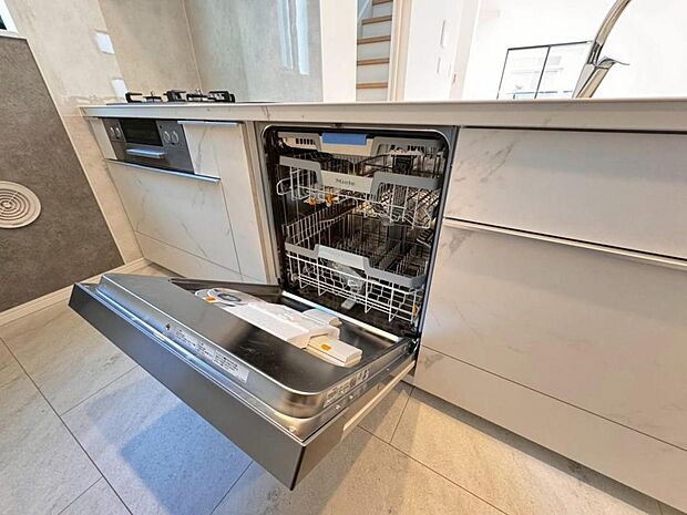 【食洗機】しつこい油汚れもサッと溶かして洗います。除菌も出来るので小さなお子様の食器洗いにも安心です。また、手洗いに比べて使用水量はごくわずか。時間と水道の節約になります。