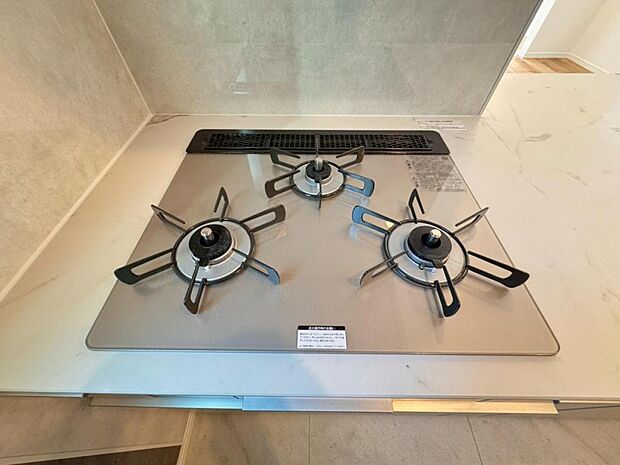 【3口ガスコンロ】3口ガスコンロを採用、同時に複数の調理を進められるため、調理時間が短縮できます。