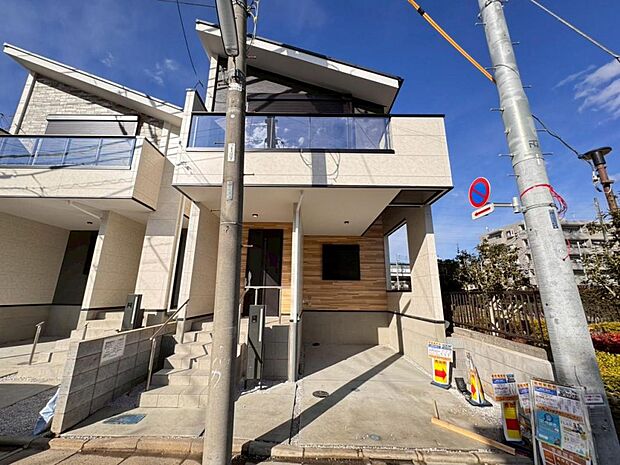 【外観】木造２階建て設計、３ＬＤＫ＋カースペース。前面道路は南側に面しており、1日中採光が室内を明るく演出します。