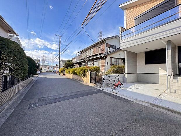 【前面道路】お車の出し入れも便利な前面道路です。歩道もしっかり整備されておりますので、小さなお子様がいらっしゃるファミリー層にも安心です。