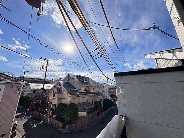 【眺望】圧迫感がなく、見晴らしや陽当りも良好です。閑静で落ち着いた街並みは心に安らぎとゆとりを叶えてくれます。