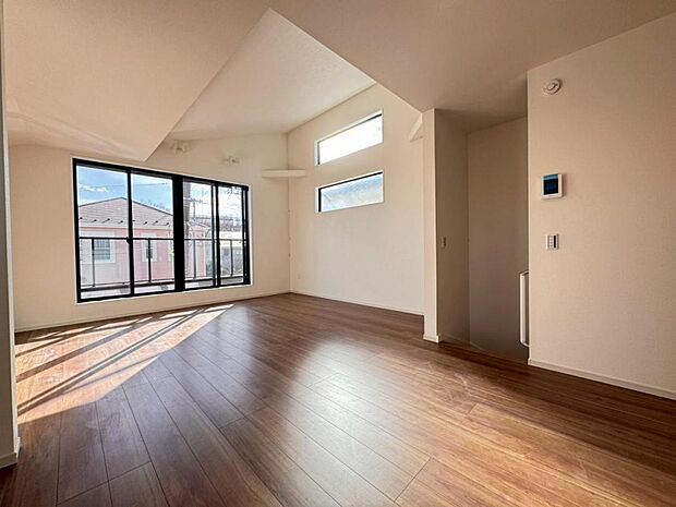 【リビング】リビングはご家族やお客様との時間など、多くの時を刻む空間。建築家が吟味を重ねたこだわりの設計です。