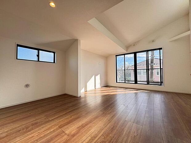 【ダイニング】リビングは２０．２帖ございます。外からの視線が気になりにくい２階リビング。プライベートを守りながら、ご家族との楽しい時間をお過ごし頂けます。