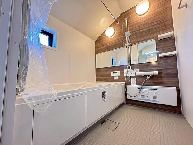 【バスルーム】ゆっくりお寛ぎ頂ける様、ゆとりの1616サイズの浴室になります。半身浴も楽しめる浴槽は極上の入浴を叶えてくれます。窓から差し込む陽光が浴室全体を明るく照らしてくれす。