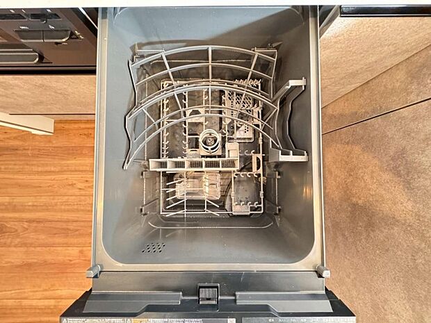 【食洗機】しつこい油汚れもサッと溶かして洗います。除菌も出来るので小さなお子様の食器洗いにも安心です。また、手洗いに比べて使用水量はごくわずか。時間と水道の節約になります。