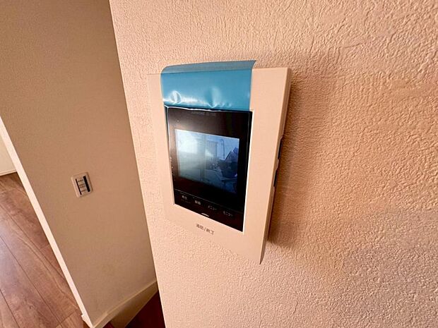 【モニター付きインターホン】ドアを開ける前に訪問者の顔を確認できます。不審者や無用なセールスだった場合に玄関を開ける必要がなく、防犯性を向上してくれます。