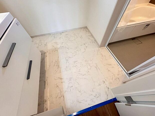 【脱衣場】シンプルなデザインが印象的な脱衣場です。洗濯機、洗面台と日常的に使用するので使い勝手の良い空間に仕上げました。