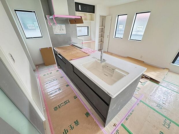 【現地（現況写真）】2026年3月の完成を予定しております。完成時のイメージが実感頂けます様、建物プレゼンテーションやモデルハウスもご覧頂けます。