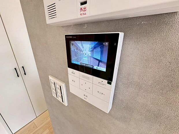 【モニター付きインターホン】ドアを開ける前に訪問者の顔を確認できます。不審者や無用なセールスだった場合に玄関を開ける必要がなく、防犯性を向上してくれます。