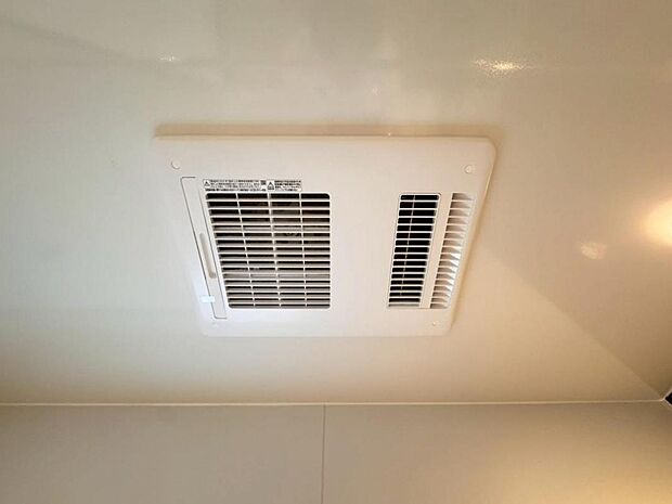 【浴室換気乾燥機】「浴室換気乾燥機」は梅雨の季節や春先の花粉の季節、最近ではPM2.5や黄砂の飛来対策としても外干しせずに室内で乾燥できるため、とても便利です。