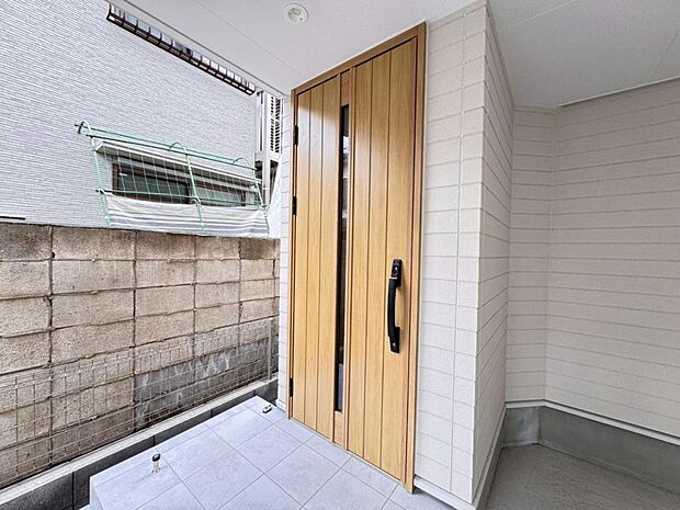 【玄関】お住まいの第一の顔「エントランス玄関」は明るく暖かみのあるデザイン。気持ちの良い1日をここからスタートしましょう。