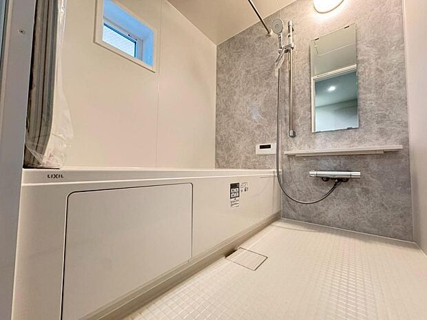 【バスルーム】ゆっくりお寛ぎ頂ける様、ゆとりの1616サイズの浴室になります。半身浴や読書など、快適なバスタイムをどうぞお楽しみください。