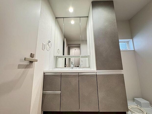 【洗面化粧台】見た目の美しさだけではなく、機能性も追求した使い勝手の良い鏡裏収納付3面鏡型の独立洗面化粧台。広めで使いやすく、収納豊富なキャビネットでいつもすっきり清潔に保てます♪