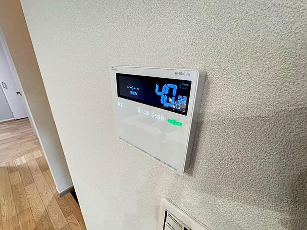 【オートバス】離れた場所からでも浴槽の操作が可能な追い焚き機能付きです。セミオート式になりますので操作も楽々。