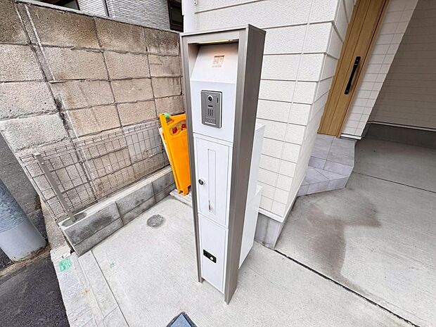 【宅配BOX】宅配物もしっかり保管出来る宅配BOXが設置されております。留守中の荷物の受け渡しもスムーズに♪長期不在時もご安心いただけます。