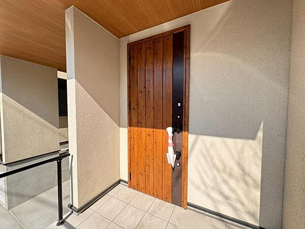 【玄関】お住まいの第一の顔「エントランス玄関」は明るく暖かみのあるデザイン。気持ちの良い1日をここからスタートしましょう。