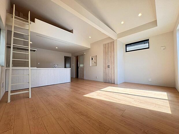 【ダイニング】一日の中で多くの時間を過ごすリビングだからこそ、いつも穏やかな空間を。リビングは17.7帖ございます。足元からじんわり暖まる床暖房を標準装備♪空気や肌が乾燥しにくく、また塵や埃も舞い上がりません。