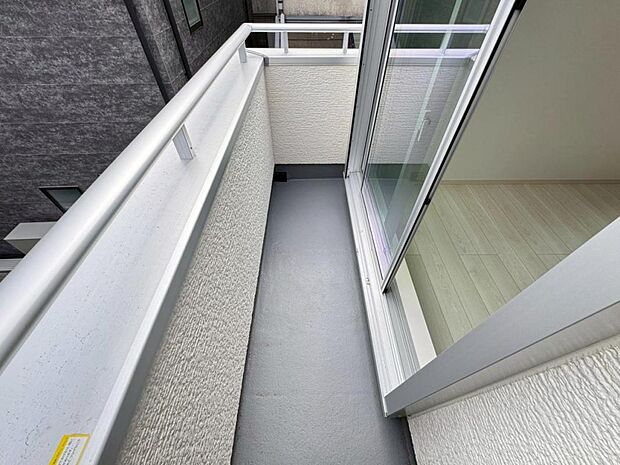 【バルコニー】陽当りの良いバルコニーはお洗濯物が効率よく乾きます。季節の光と風を感じられるとっておきの空間です。