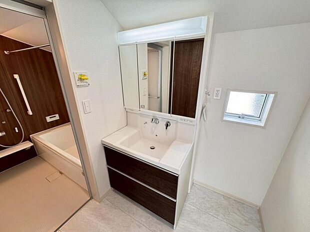 【洗面化粧台】実用性と機能美を兼ね備えた先進の洗面化粧台になります。耐水性や撥水性にも優れた仕様、3面鏡と一体となったキャビネットは収納力もUPします。