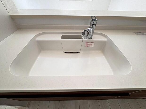 【浄水器一体型水栓】水栓の中に浄水カートリッジが組み込まれた「浄水器一体型水栓」です。ホースが伸びるのでシンクのお掃除も快適です。