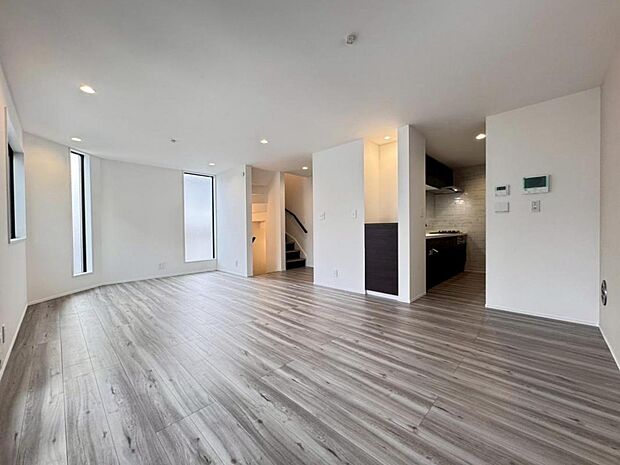 【リビング】リビングはご家族やお客様との時間など、多くの時を刻む空間。建築家が吟味を重ねたこだわりの設計です。