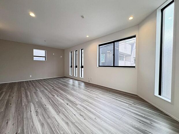 【ダイニング】リビングは１９．７帖ございます。外からの視線が気になりにくい２階リビング。プライベートを守りながら、ご家族との楽しい時間をお過ごし頂けます。